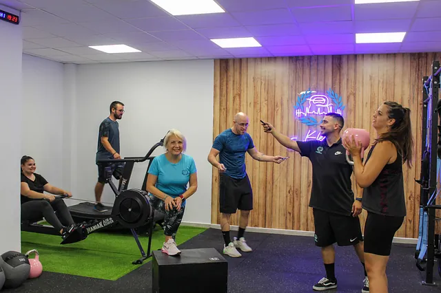 Kleos Entrenamiento grupo de alumnos en gimnasio